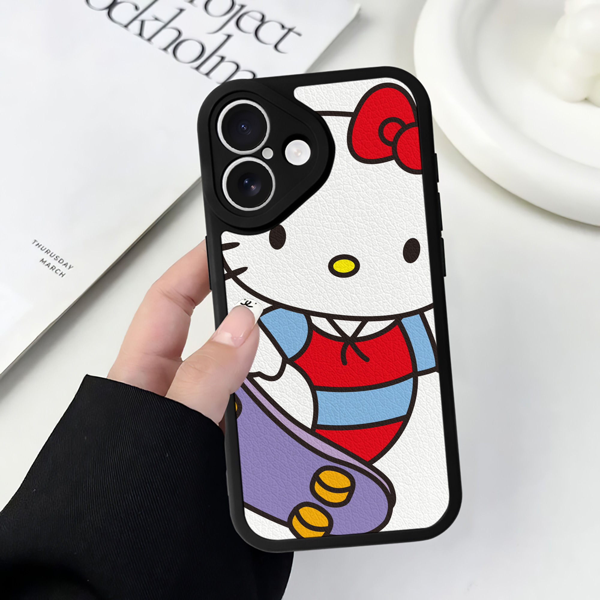 （画像用） Hello Kitty ハローキティ 【iPhone 16シリーズ対応】シリコンスマホケース（レザー調） 材質：シリコン